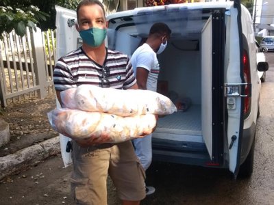 A Fabrica Bon Ness nos doou meia tonelada de pão de minas congelado. Entrega para asilos e orfanatos em Salvador-Ba - Gratidão!